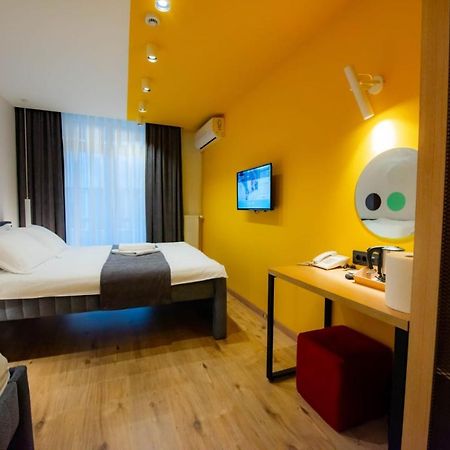 Hotel 4 Llulla Pristina Kültér fotó