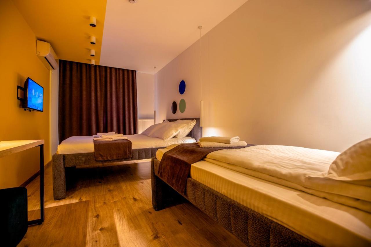 Hotel 4 Llulla Pristina Kültér fotó