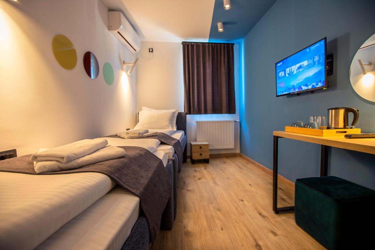 Hotel 4 Llulla Pristina Kültér fotó