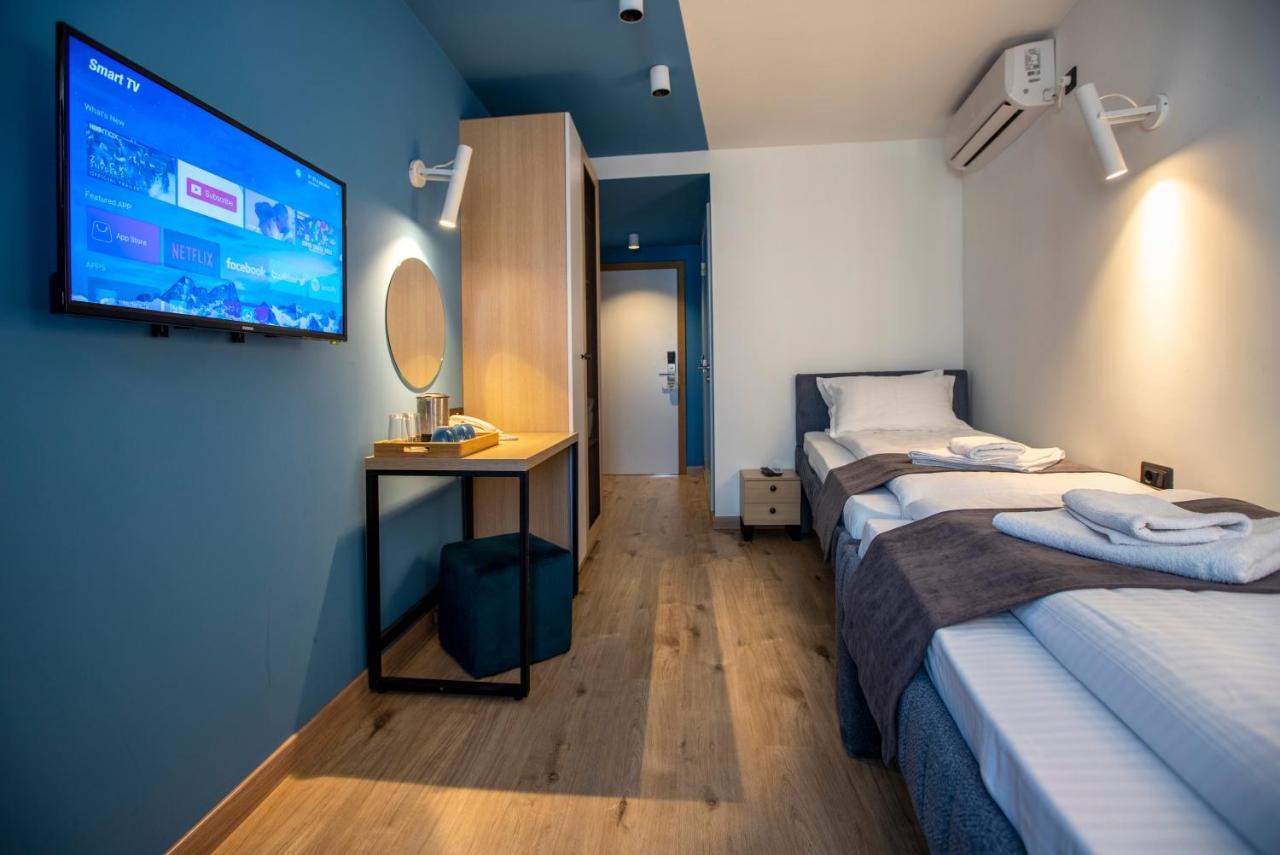 Hotel 4 Llulla Pristina Kültér fotó