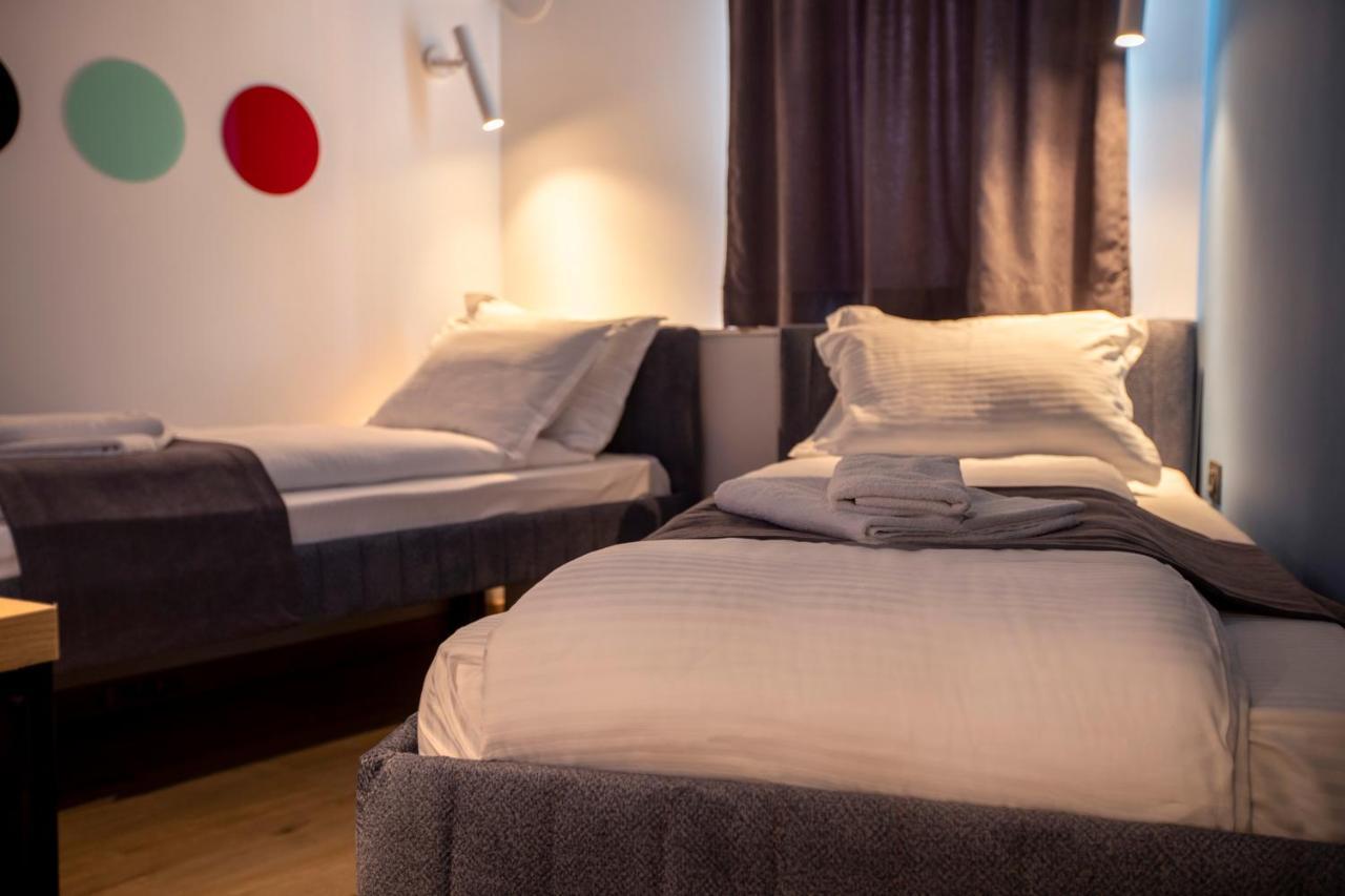 Hotel 4 Llulla Pristina Kültér fotó