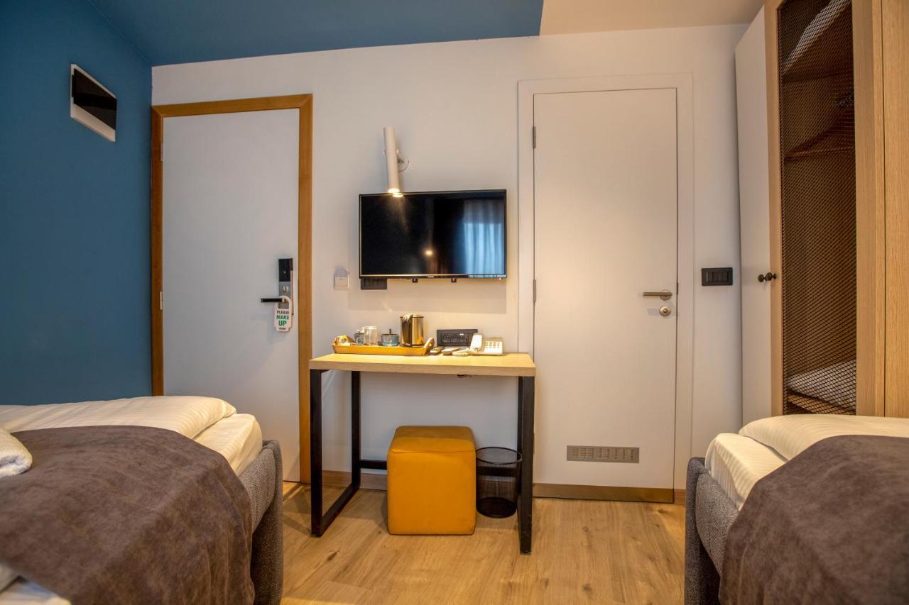 Hotel 4 Llulla Pristina Kültér fotó