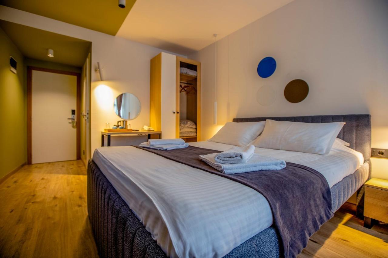 Hotel 4 Llulla Pristina Kültér fotó