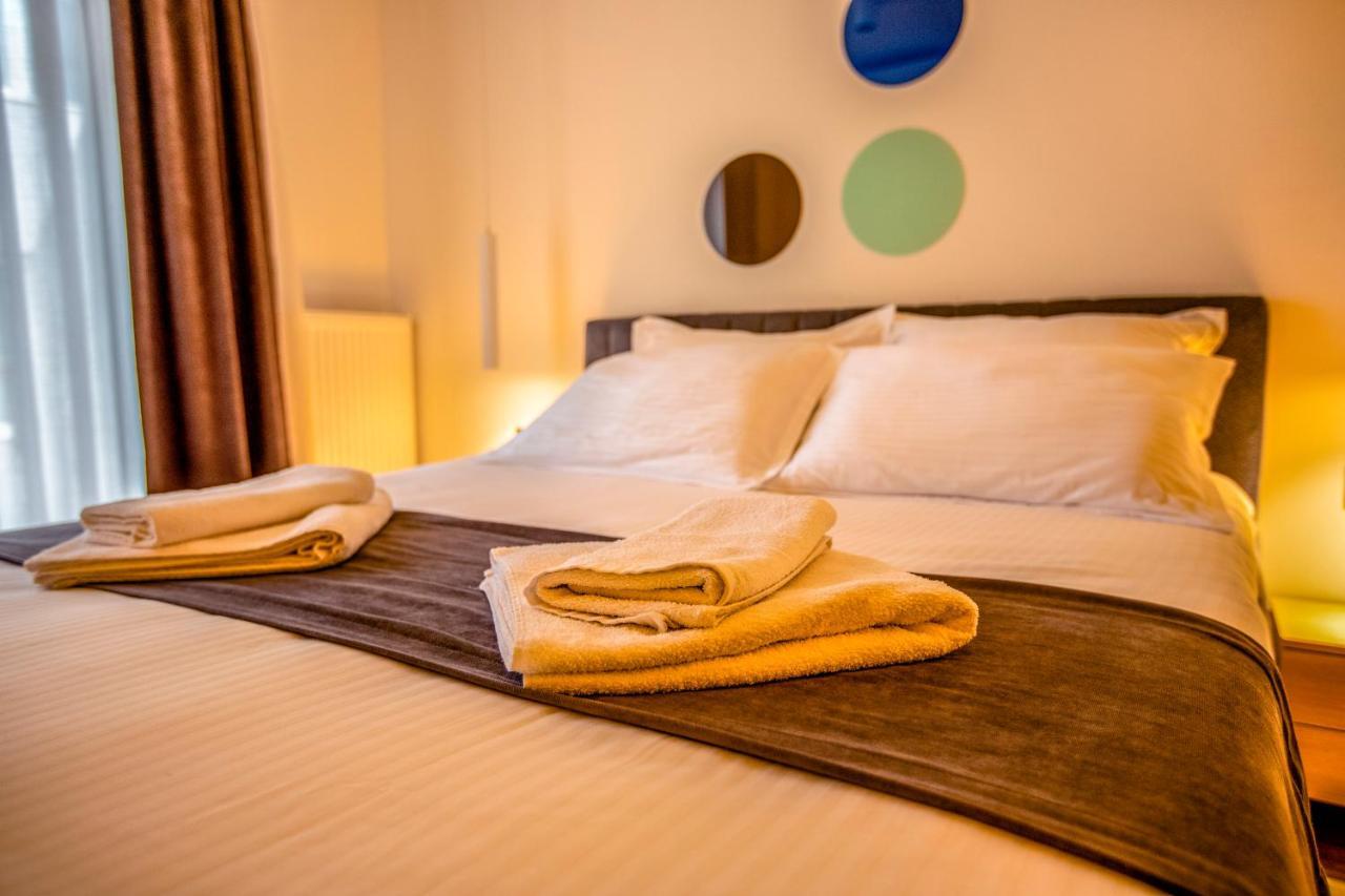 Hotel 4 Llulla Pristina Kültér fotó