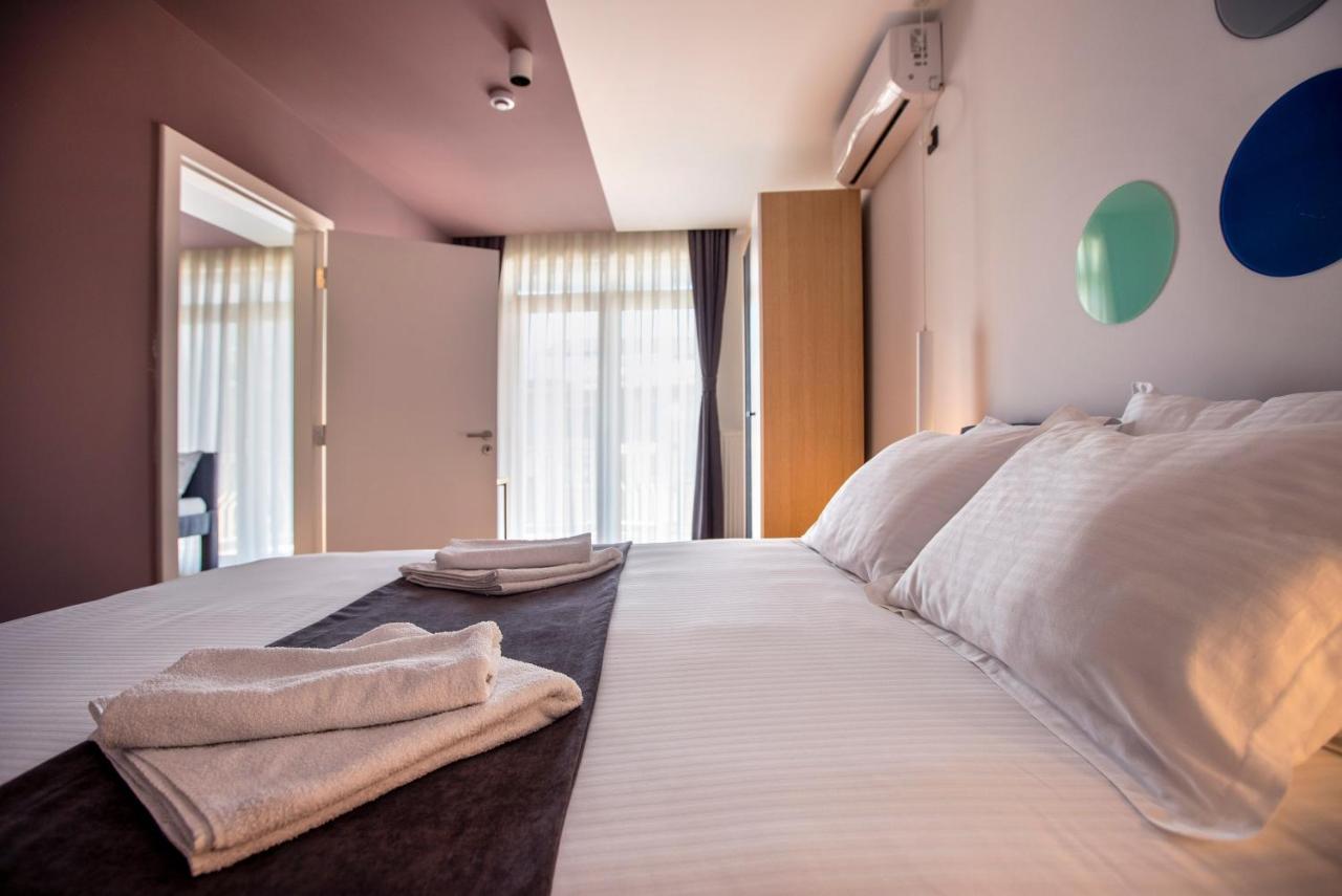 Hotel 4 Llulla Pristina Kültér fotó