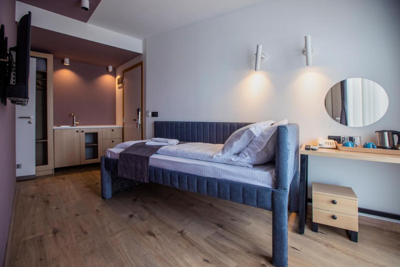 Hotel 4 Llulla Pristina Kültér fotó
