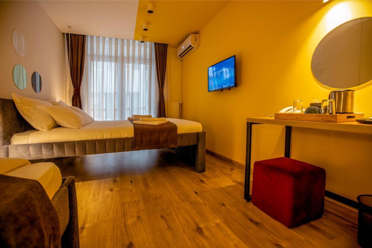 Hotel 4 Llulla Pristina Kültér fotó