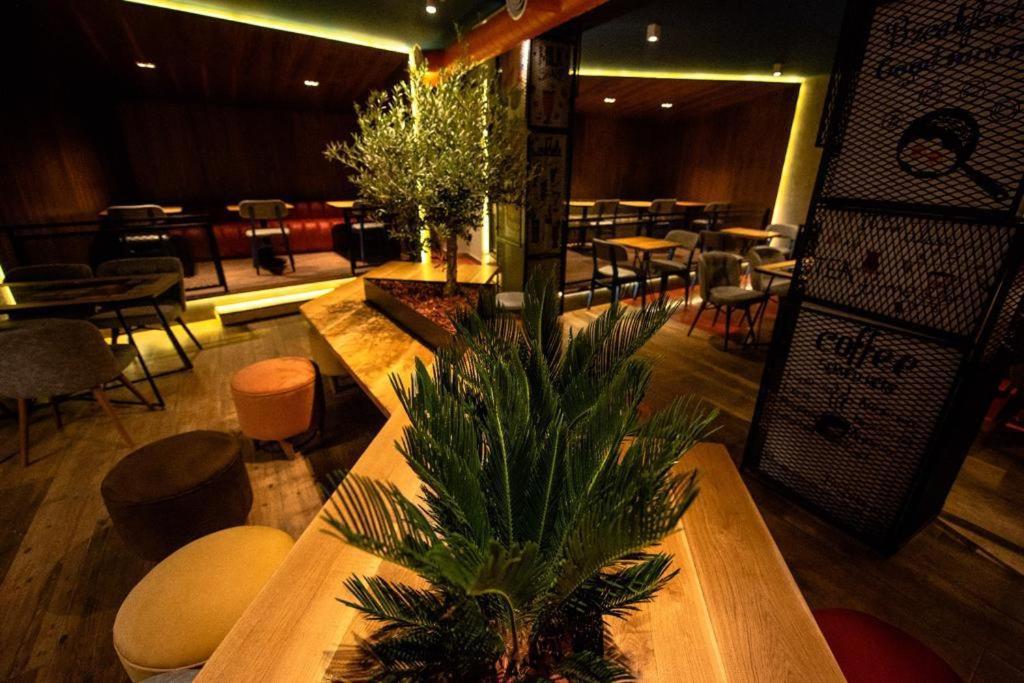 Hotel 4 Llulla Pristina Kültér fotó
