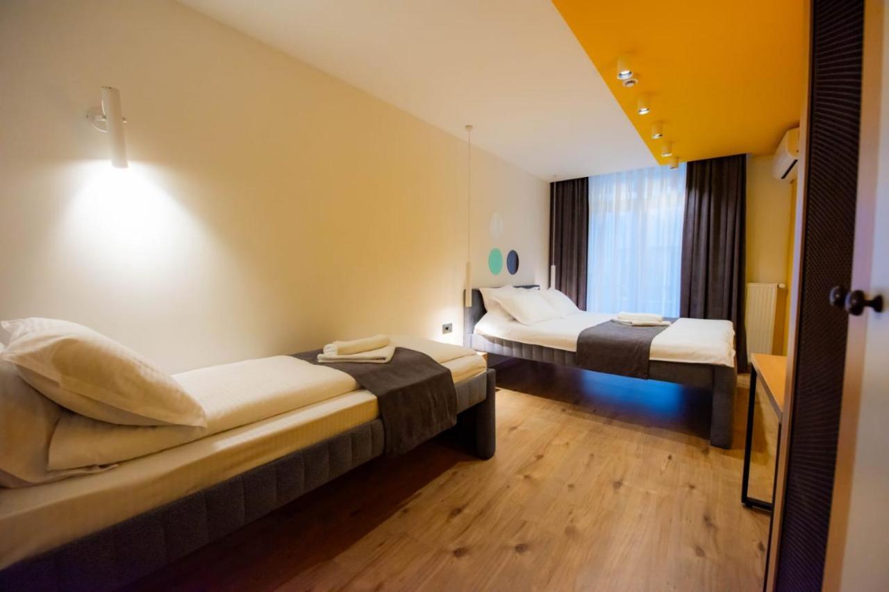 Hotel 4 Llulla Pristina Kültér fotó