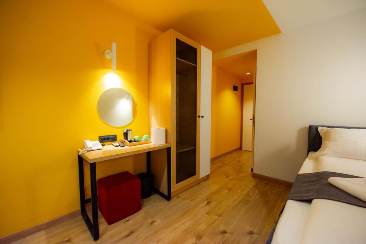 Hotel 4 Llulla Pristina Kültér fotó